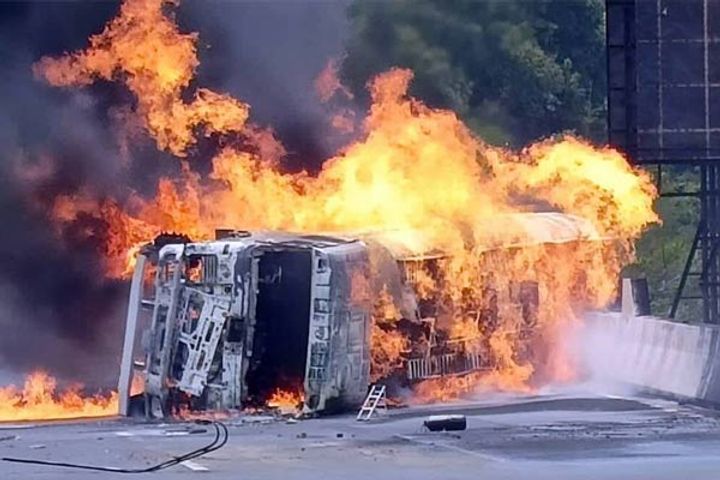 horrific accident on mumbai pune expressway oil tanker caught fire after accident