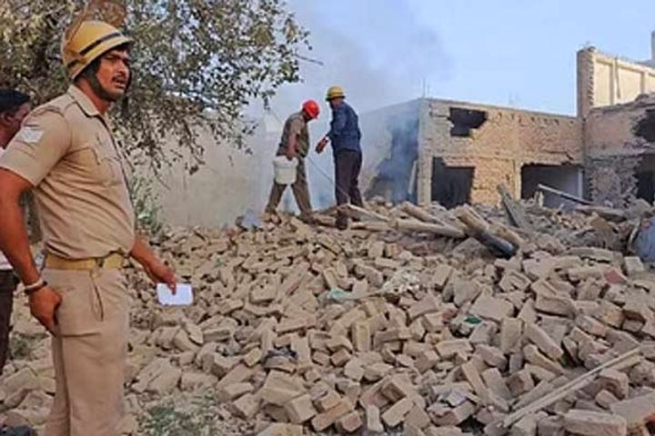 fierce fire in fireworks godown in sambhal 4 houses destroyed