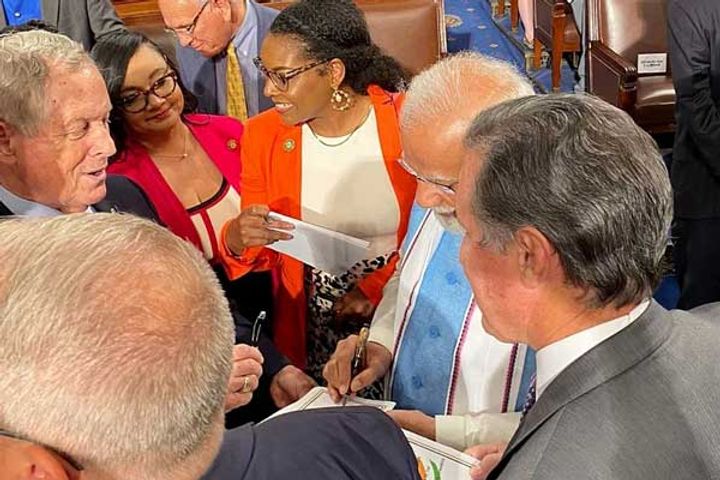 us lawmakers line up for selfies and autographs with pm modi