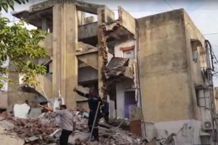 3 including child died due to collapse of 3 storey building in jamnagar