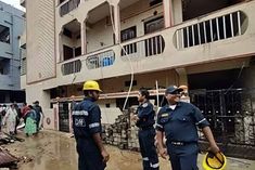 three storey building lifted by hydraulic jack
