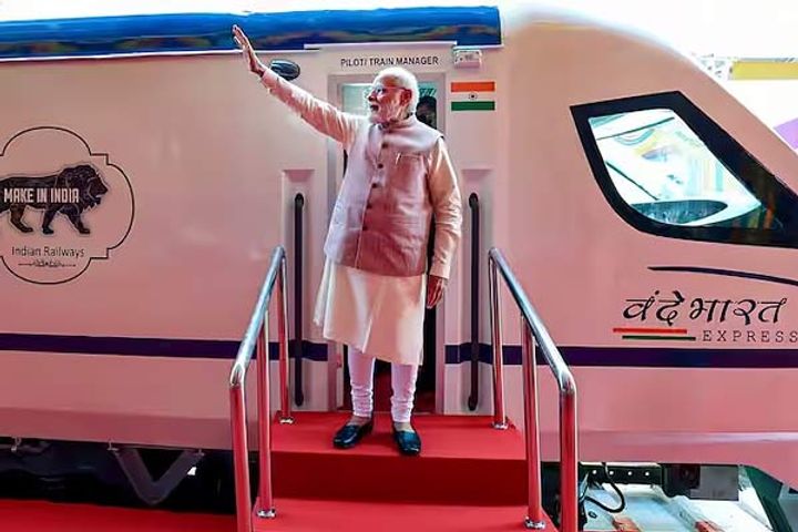 pm modi arrives on bhopal tour will flag off vande bharat express