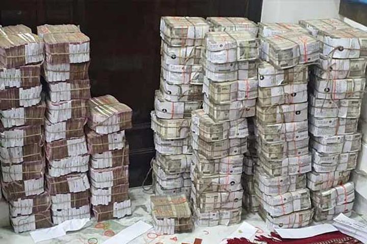 it raid on businessmen of kanpur 25 crore cash found it raid on businessmen of kanpur 25 crore cash found