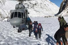 10000 tourists stranded in himachal 6 helicopters used to evacuate people