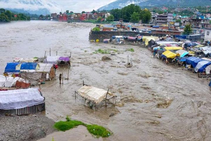 cloud burst again in himachals kullu 9 vehicles washed away