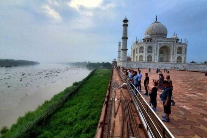 for the first time since 1978 yamuna water reached the wall of taj mahal