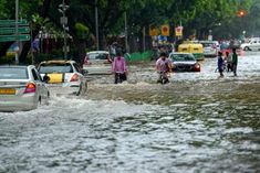 flood in 11 districts of up due to yamuna walls of taj mahal submerged in water