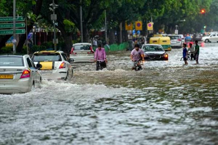 flood in 11 districts of up due to yamuna walls of taj mahal submerged in water