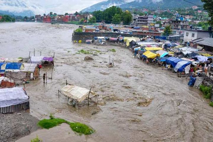 the bus going to haridwar got stuck in the raging stream of the river