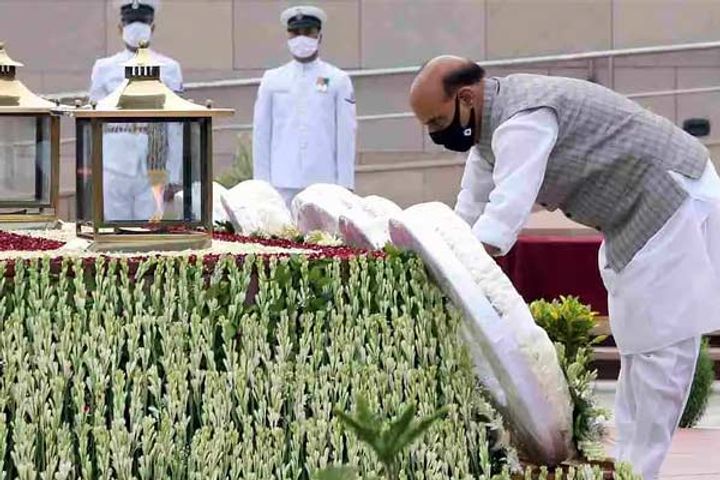 defense minister rajnath singh pays tribute to kargil martyrs