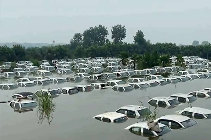 hindon river water level rises after yamuna hundreds of vehicles drown in noida