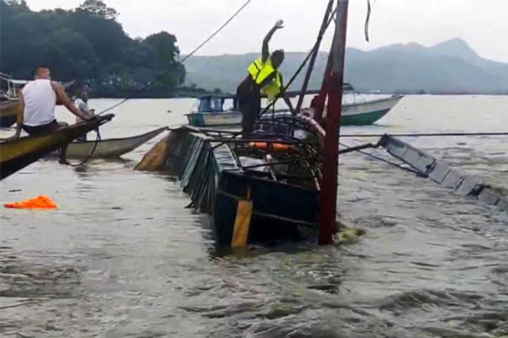 30 drowned after boat capsizes in lake 40 passengers rescued 30 drowned after boat capsizes in lake 40 passengers rescued