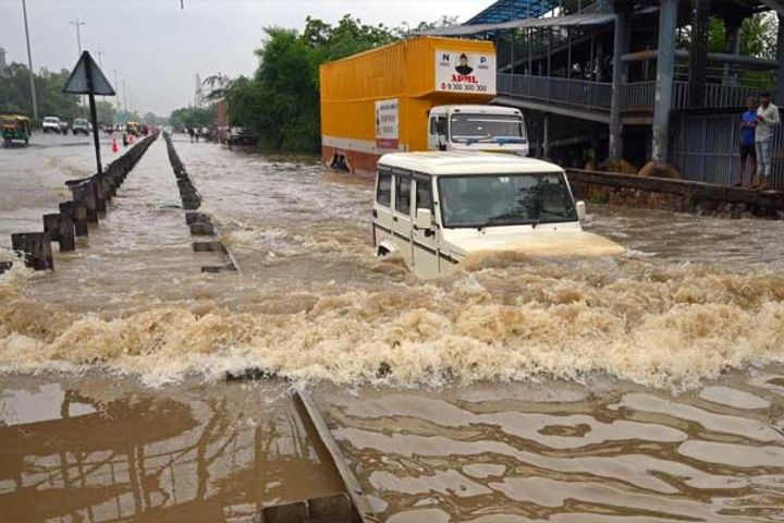 floodlike situation due to rain in delhi water filled on rajghat ring road floodlike situation due to rain in delhi water filled on rajghat ring road