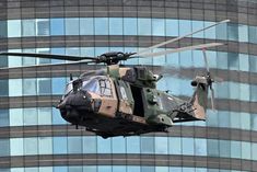 australian military helicopter crash four crew members missing