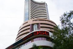 Selling again in the market, Sensex breaks 300 points
