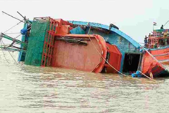 boat capsizes in bay of bengal 17 fishermen rescued alive