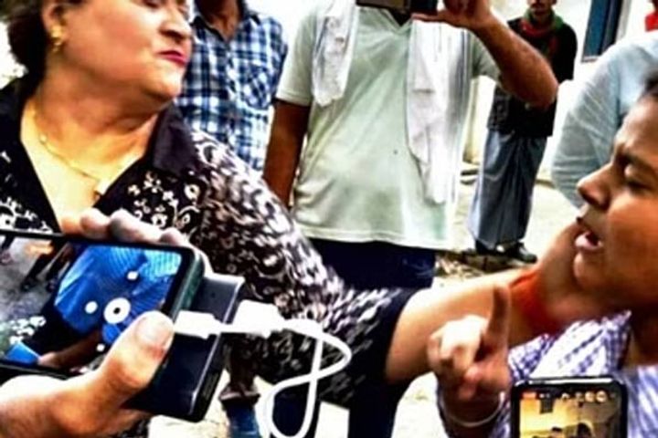 Female Naib Tehsildar slapped the girl, villagers became furious, video viral Female Naib Tehsildar slapped the girl, villagers became furious, video viral