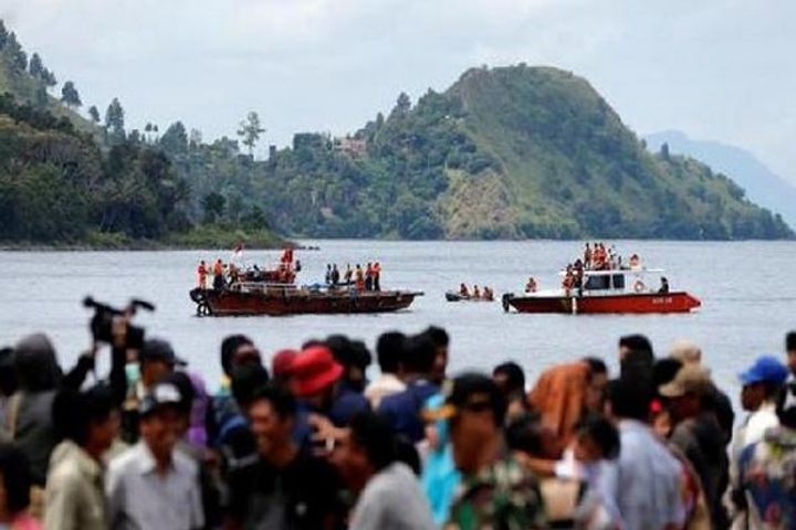 17 dead 33 missing after boat capsizes en route from myanmar to malaysia