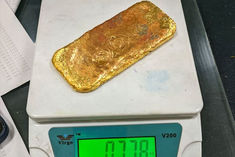 gold worth 45 lakh brought from dubai by making paste customs department caught smuggler