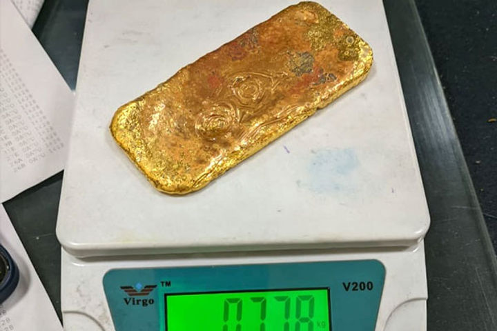 gold worth 45 lakh brought from dubai by making paste customs department caught smuggler