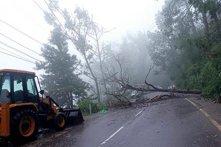 cloud burst at two places in himachal 3 people died